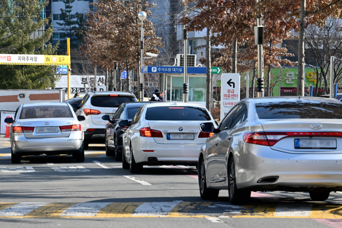12일 오후 칠곡경북대병원 주차장 진입로에 병원을 찾은 환자와 보호자 차량이 몰리면서, 주차 공간을 기다리는 차량 행렬이 길게 이어지고 있다. 이윤호기자 yoonhohi@yeongnam.com
