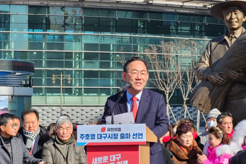 주호영(대구 수성구갑) 의원은 지난 25일 대구 동구 동대구역 광장 박정희 전 대통령 동상 앞에서 대구시장 출마 기자회견을 했다. 권혁준기자 hyeokjun@yeongnam.com