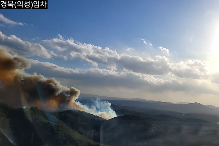 지난 10일 의성군 의성읍 비봉리 일대 야산에서 산불이 발생해 의성 임차헬기가 출동해 촬영한 산불 모습. <경북소방본부 제공>