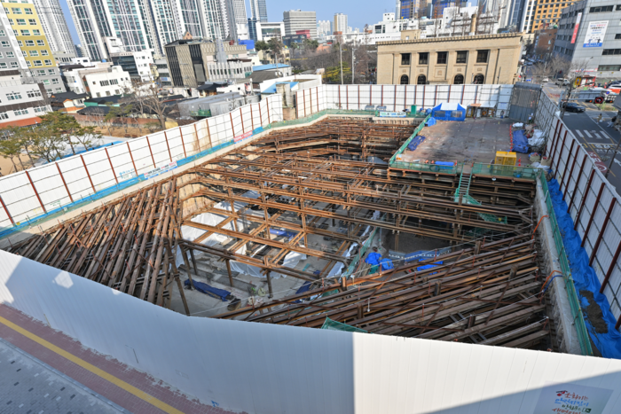 대구 중구 중부경찰서 신청사 신축공사 현장 전경. 문화재 발굴 조사와 터파기 공법 변경 등 각종 변수로 공사 준공 시점이 당초 2026년 1월에서 2027년 5월로 약 16개월 늦춰졌다. 이지용기자 sajahu@yeongnam.com