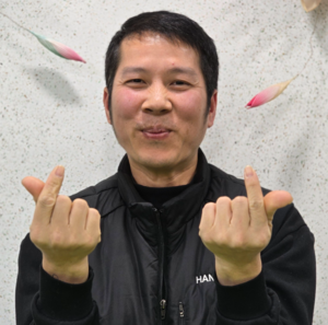 베트남 출신 뚜안씨가 부인과 베트남에 있는 세 딸을 향해 사랑의 손하트를 하고 있다. 박용기기자