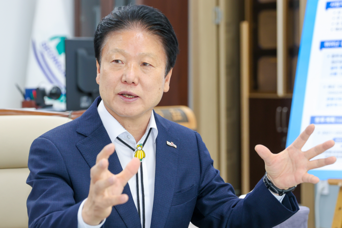 이병환 성주군수가 성주참외의 7천억 시대를 현실화하기 위한 준비과정에 대해 설명하고 있다.  <성주군 제공>