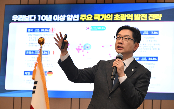 김경수 대통령직속 지방시대위원장이14일 오후 국회의사당 국회박물관에서 국가균형발전과 영호남의 미래전략이라는 주제로 기조강연을 하고 있다. 이윤호기자 yoonhohi@yeongnam.com