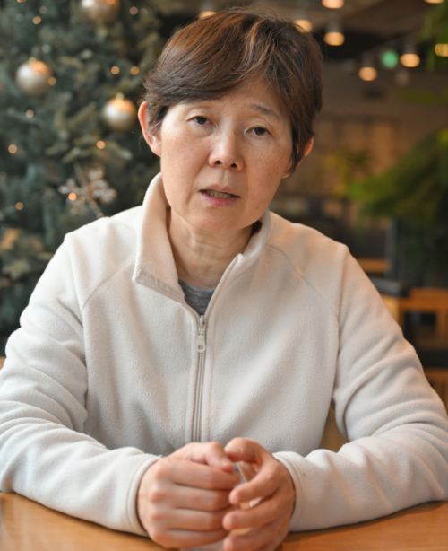 지난 2020년 10월 쿠팡에서 일하다 숨진 고 장덕준씨의 어머니 박미숙씨가 아들이 쿠팡에서 일하며 살이 많이 빠졌다고 이야기하고 있다. 이지용기자 sajahu@yeongnam.com