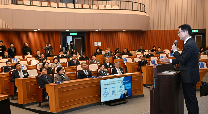 김경수 대통령직속 지방시대위원장이14일 오후 국회의사당 국회박물관에서 국가균형발전과 영호남의 미래전략이라는 주제로 기조강연을 하고 있다. 이윤호기자 yoonhohi@yeongnam.com