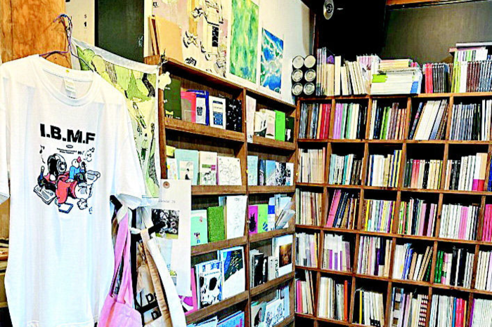 대구 독립서점 더폴락 내부. 다양한 주제의 독립출판물이 비치돼 있다. 조현희기자 hyunhee@yeongnam.com