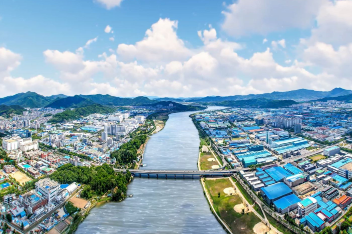 구미공단 전경. 삼성SDS가 지난 2일 구미 AI 데이터센터 신규 건립을 위해 4천273억원을 투자한다고 공시했다. 이날 이사회를 통해 승인된 투자 금액은 데이터센터 건물 건립과 설비 구축 비용으로 삼성SDS는 향후 추가 설비투자가 발생할 수 있다고 밝혔다. <영남일보 DB>