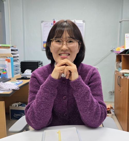 아이와 부모가 행복한 세상, 더 나은 공동체의 내일을 위해 일생 현장을 지켜온 활동가 이춘희 감나무골지역아동센터장이 환하게 웃고 있다. 김은경기자
