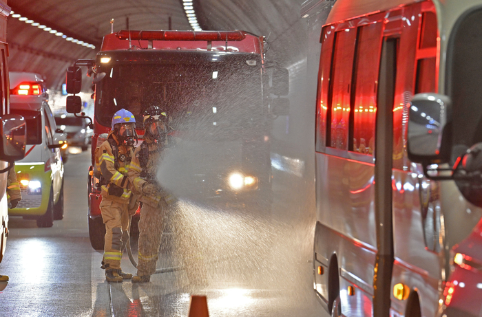 차량화재를 진압 중인 소방관들. <영남일보 DB>