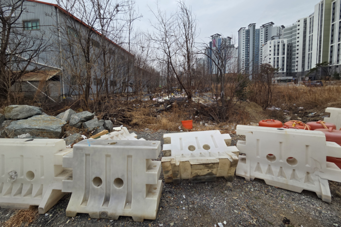 19일 대구 동구 안심뉴타운 북편 도로 2단계 구간 예정지가 각종 쓰레기와 적치물로 뒤덮인 채 방치되어 있다. 최시웅기자