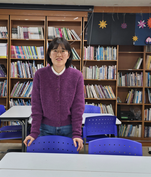 아이와 부모가 행복한 세상, 더 나은 공동체의 내일을 위해 일생 현장을 지켜온 활동가 이춘희 감나무골지역아동센터장이 환하게 웃고 있다. 김은경기자