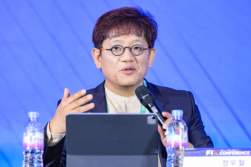 지난해 10월 23일 대구 엑스코에서 열린 2차전지 순환경제 생태계 포럼에서 포항공과대학교 정우철 교수가 종합토론 좌장을 맡아 패널들과 의견을 나누고 있다. 영남일보DB