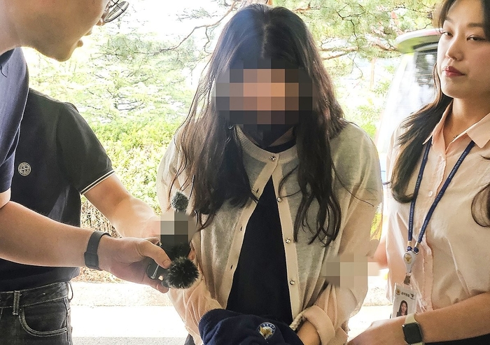 시험기간 중 학교에 무단 침입한 혐의(건조물 침입 등)로 구속 영장이 청구된 전직 기간제 교사 B씨가 14일 대구지법 안동지원에 구속 전 피의자 심문(영장실질심사)을 받기 위해 이동하고 있다. <연합뉴스>