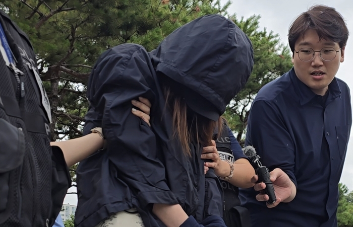 15일 대구지법 안동지원에서 시험지 절취 사건과 관련, 학부모 A씨가 구속 전 피의자 심문 후 법원을 빠져 나오고 있다. <피재윤 기자>