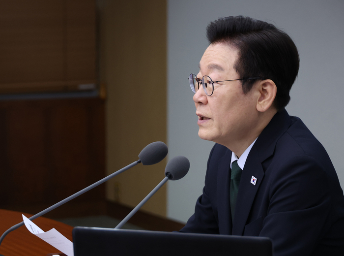 이재명 대통령이 지난해 10월13일 용산 대통령실에서 열린 수석보좌관회의에서 발언하고 있다. 이 대통령은 이날 동네서점이 없어지는 등의 문제가 심각하다며 출판·문학 분야에 대한 지원 강화를 주문했다. 연합뉴스