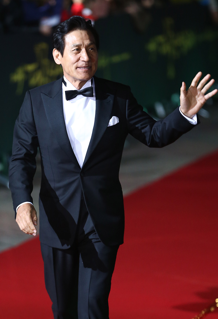 배우 안성기가 5일 별세했다. 향년 74세. 사진은 2012년 서울 여의도 KBS홀에서 열린 제49회 대종상 영화제에서 레드카펫을 걸으며 인사하고 있다. <연합뉴스>