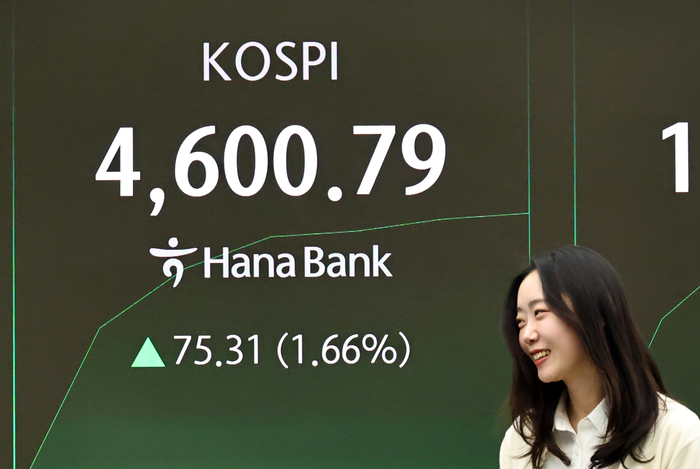 7일 서울 중구 하나은행 딜링룸 현황판에 코스피 지수 등이 표시되고 있다. 이날 코스피 지수는 전 거래일 대비 40.86포인트(0.90%) 오른 4,566.34에, 코스닥은 1.77포인트(0.19%) 오른 957.74에 개장했다. 연합뉴스