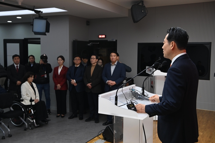 국민의힘 장동혁 대표가 7일 서울 여의도 중앙당사에서 당 쇄신안을 발표하고 있다. 연합뉴스