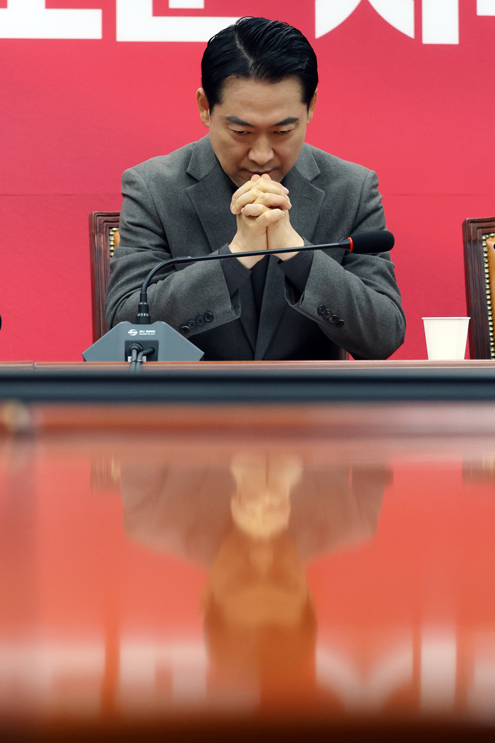 국민의힘 장동혁 대표가 8일 국회에서 열린 최고위원회의에서 최고위원들의 발언을 경청하고 있다. 연합뉴스