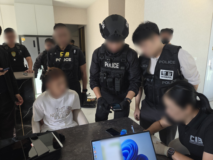 지난 7일 태국 파타야의 한 은신처에서 캄보디아 스캠(온라인 사기) 조직 총책인 중국 국적의 함모씨가 검거돼 경찰의 조사를 받고 있다. 경찰청 제공