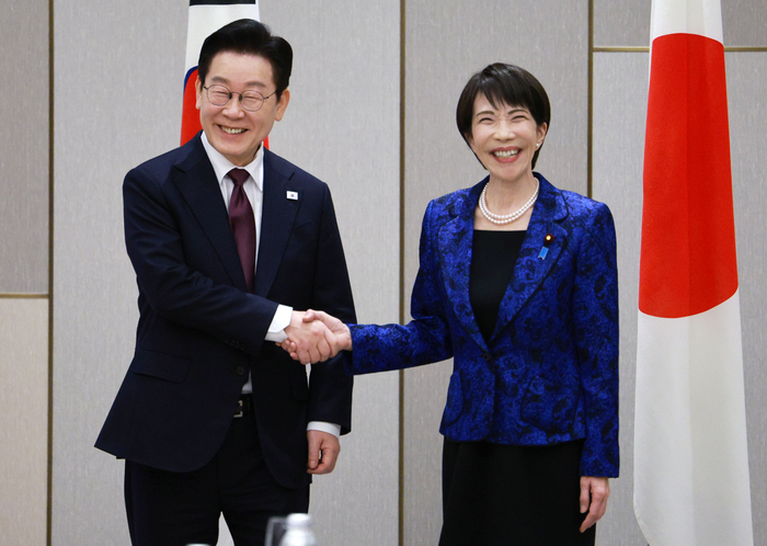 이재명 대통령과 다카이치 사나에 일본 총리가 13일 일본 나라현 정상회담장에서 확대 회담에 앞서 악수하고 있다. 연합뉴스