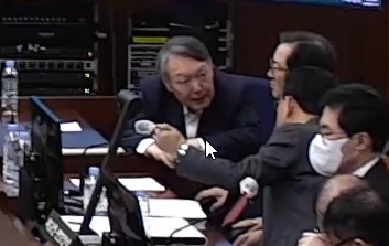 12·3 비상계엄 관련 내란 우두머리 혐의로 기소된 윤석열 전 대통령이 13일 서울 서초구 서울중앙지방법원 417호 형사대법정에서 열린 내란 우두머리 혐의 결심공판에 출석해 변호인들과 대화를 나누고 있다. 연합뉴스