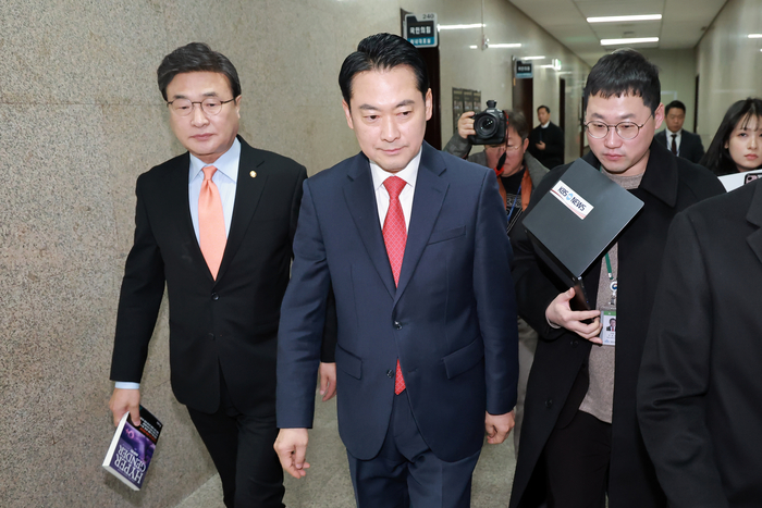 국민의힘 장동혁 대표(가운데)가 15일 국회에서 당 초재선모임 대안과 미래 소속 의원들과 면담하기 위해 회의실로 향하고 있다. 연합뉴스
