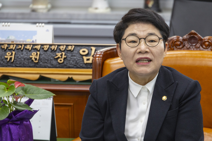 국회 재정경제기획위원장인 국민의힘 임이자 의원이 16일 국회 재경위원장실에서 이혜훈 기획예산처 후보자 청문회와 관련한 입장을 밝히고 있다. 임 위원장은 이혜훈 후보자는 장관 후보자가 아닌 수사 대상이라며 이재명 대통령의 임명 철회를 요구했다. 재정경제기획위에서 열릴 이혜훈 후보자의 인사청문회는 오는 19일 예정돼 있다. 연합뉴스