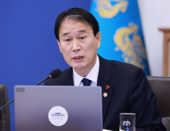 권오을 국가보훈부 장관이 20일 서울 청와대에서 이재명 대통령 주재로 열린 국무회의에서 발언하고 있다. 연합뉴스