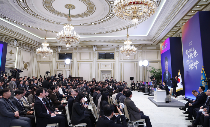 이재명 대통령이 21일 청와대 영빈관에서 신년기자회견을 하고 있다.  연합뉴스