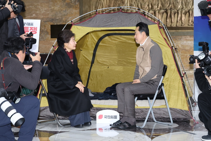 박근혜 전 대통령이 22일 국회 로텐더홀 단식 농성장에서 통일교·공천헌금 쌍특검 수용을 요구하며 8일째 단식 중인 국민의힘 장동혁 대표를 방문해 대화하고 있다. 연합뉴스