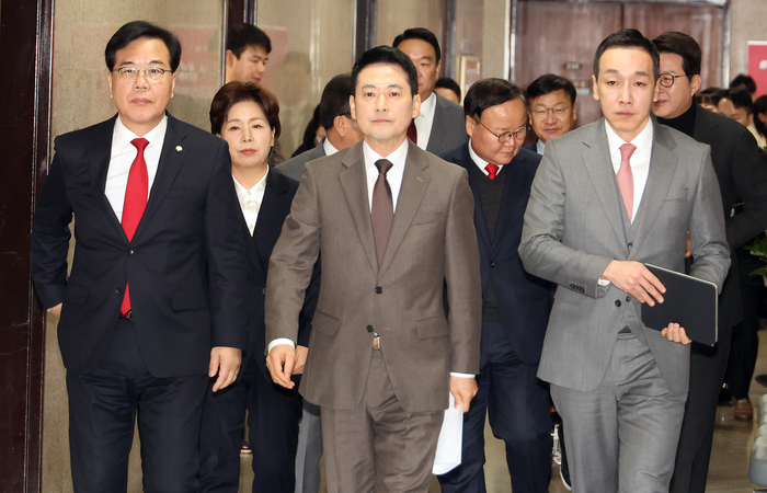 국민의힘 장동혁 대표가 29일 국회에서 열린 최고위원회의에 입장하고 있다. /사진=연합뉴스