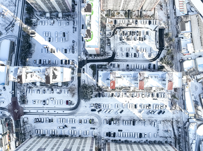 2일 오전 경북 경산시 한 아파트 단지 주차장에 세워진 차량들 위로 눈이 쌓이며 겨울 설경을 이루고 있다. 대구지방기상청은 절기상 봄을 앞두고 있지만 당분간 맑고 추운 날씨가 이어질 것으로 예보했다.
이현덕기자 lhd@yeongnam.com