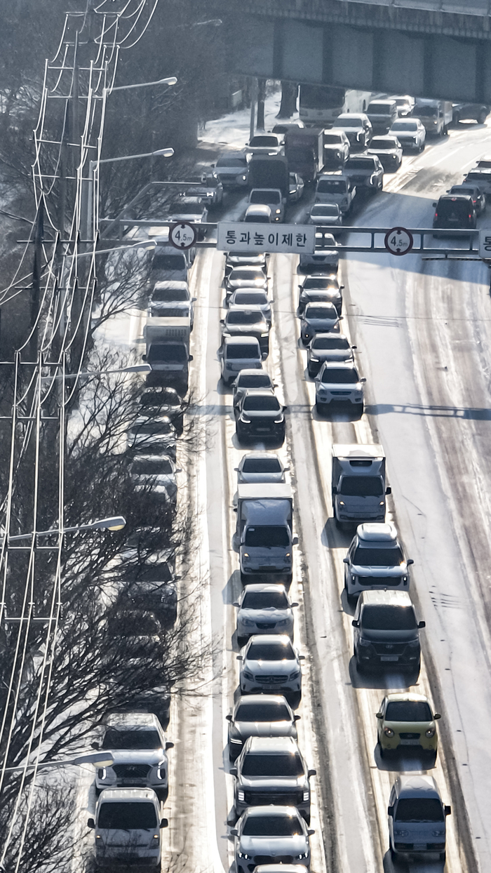 2일 오전 대구와 경북을 잇는 경안로에서 눈길과 접촉사고 차량으로 인해 교통 정체가 빚어지고 있다.
이현덕기자 lhd@yeongnam.com