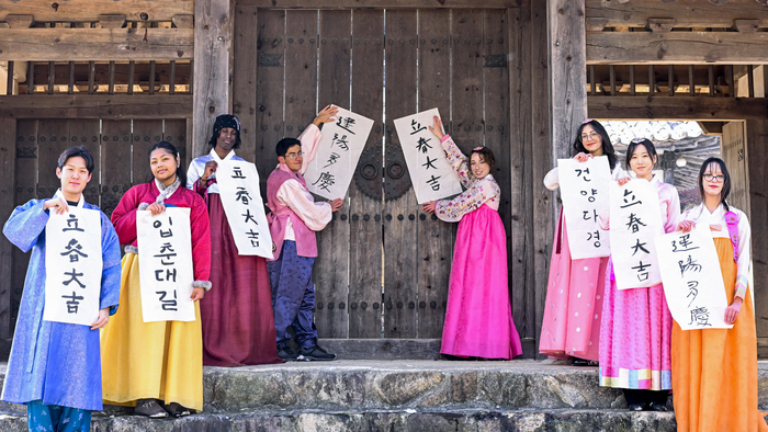 입춘을 이틀 앞둔 2일, 영남대학교 경산캠퍼스 구계서원에서 외국인 유학생들이 직접 쓴 입춘대길 건양다경 입춘첩을 들고 대문으로 이동하고 있다. 영남대학교 교환학생 한국 전통문화 체험 프로그램의 하나로 진행된 이번 행사는 유학생들이 입춘 풍속을 직접 체험하며 새해의 복과 안녕을 기원하기 위해 마련됐다.
이현덕기자 lhd@yeongnam.com