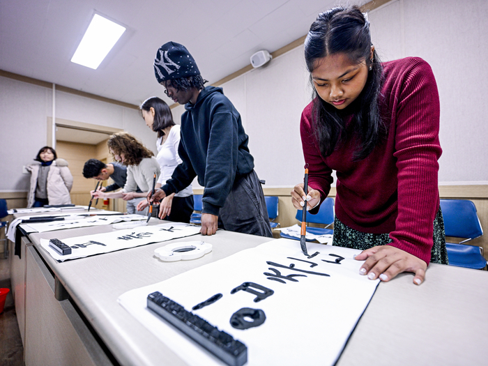 입춘을 이틀 앞둔 2일, 경북 경산시 영남대학교 박물관 세미나실에서 외국인 유학생들이 붓을 들어 입춘첩을 쓰고 있다. 영남대학교 교환학생 한국 전통문화 체험 프로그램의 하나로 진행된 이번 행사는 유학생들이 입춘 풍속을 직접 체험하며 새해의 복과 안녕을 기원하기 위해 마련됐다.
이현덕기자 lhd@yeongnam.com
