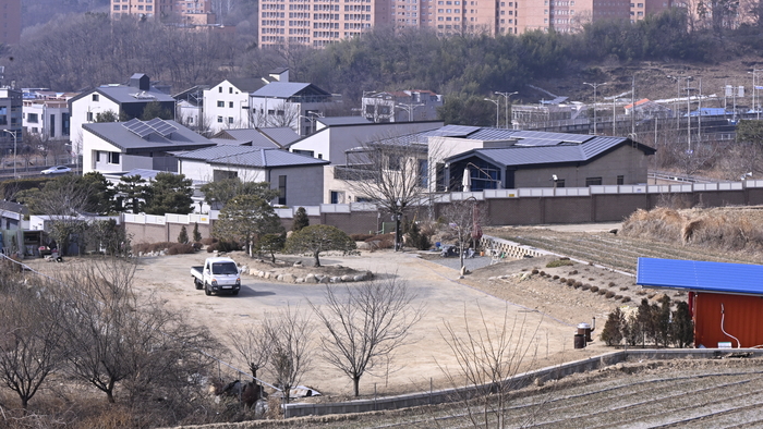 5일 오후 대구 달성군 유가읍에 위치한 박근혜 전 대통령 사저 주변이 차량과 인적 움직임 없이 평소와 다름없이 조용한 모습을 보이고 있다. 전날 해당 사저가 유튜브 채널 가로세로연구소 측의 신청으로 법원에서 가압류 결정이 내려지면서 세간의 관심이 쏠렸지만, 현장 분위기는 차분하게 유지되고 있다.
이현덕기자 lhd@yeongnam.com