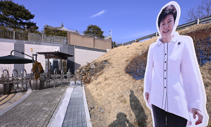 5일 오후 대구 달성군 유가읍에 위치한 박근혜 전 대통령 사저 주변이 차량과 인적 움직임 없이 평소와 다름없이 조용한 모습을 보이고 있다. 전날 해당 사저가 유튜브 채널 가로세로연구소 측의 신청으로 법원에서 가압류 결정이 내려지면서 세간의 관심이 쏠렸지만, 현장 분위기는 차분하게 유지되고 있다.
이현덕기자 lhd@yeongnam.com