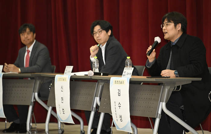 6일 오후 대구 동구 섬유박물관에서 열린 대구 도시철도 4호선 건설사업 환경영향평가서(초안) 공청회에서 김수성 대구정책연구원이 의견진술을 하고 있다.
이윤호기자 yoonhohi@yeongnam.com