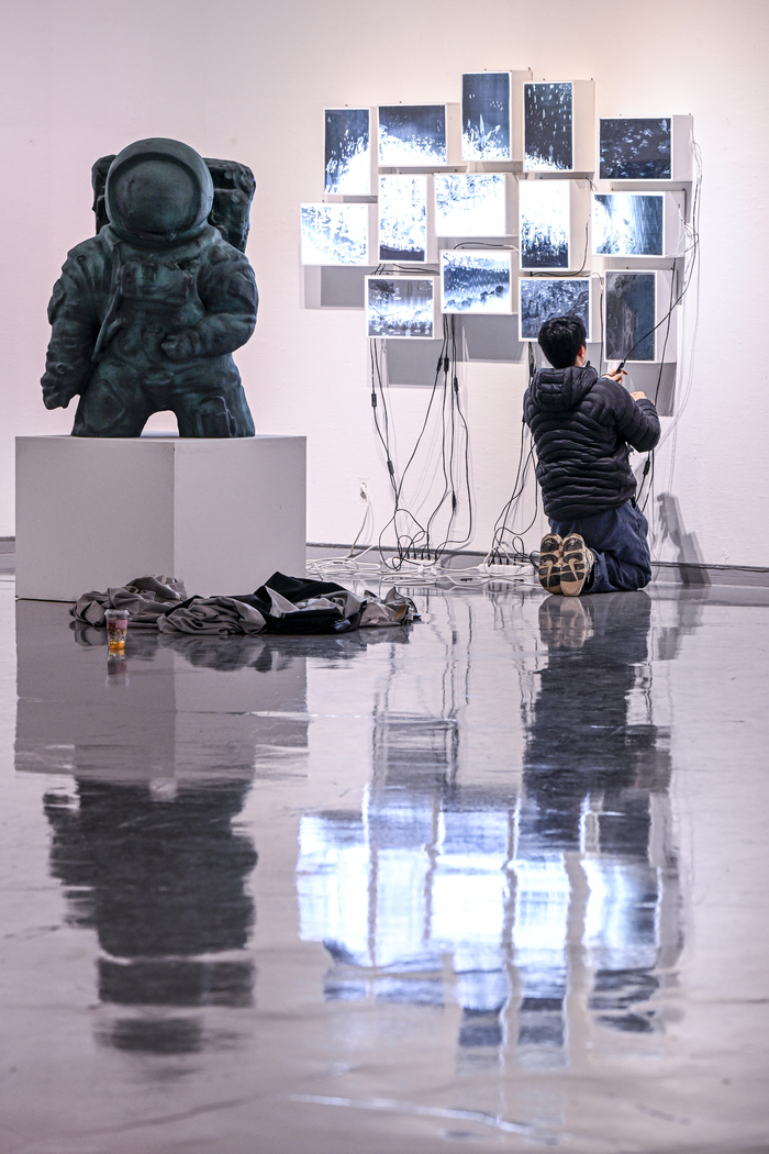 11일 대구 달서구 대구문화예술회관 6~13전시실에서 2025 대구권 미술대학 연합전 개막을 하루 앞두고 한 참여 작가가 영상·설치 작품을 점검하고 있다. 이번 전시는 12일부터 21일까지 열리며, 경북대·계명대·대구가톨릭대·대구대·대구예술대·영남대 등 6개 대학 출신 청년 작가 107명이 참여해 200여 점의 작품을 선보인다.
이현덕기자 lhd@yeongnam.com