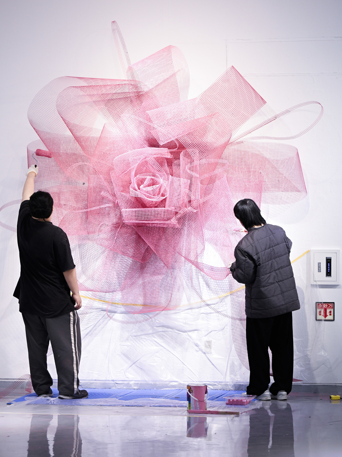 11일 대구 달서구 대구문화예술회관 6~13전시실에서 2025 대구권 미술대학 연합전 개막을 하루 앞두고 참여 작가들이 설치 작품을 마무리하고 있다. 이번 전시는 12일부터 21일까지 열리며, 경북대·계명대·대구가톨릭대·대구대·대구예술대·영남대 등 6개 대학 출신 청년 작가 107명이 참여해 200여 점의 작품을 선보인다.
이현덕기자 lhd@yeongnam.com