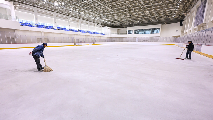 19일 대구혁신도시에 건립 중인 대구제2빙상장에서 관계자들이 준공을 앞두고 얼음을 얼리기 전 바닥 청소 작업을 하고 있다. 총사업비 196억 원이 투입된 대구제2빙상장은 지하 1층~지상 2층, 연면적 4천988㎡ 규모로 이달 말 준공을 앞두고 있다. 
이현덕기자 lhd@yeongnam.com 