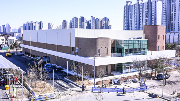 19일 대구혁신도시에 건립 중인 대구제2빙상장 부지에서 관계자들이 준공을 앞두고 주차장 아스팔트 포장 작업을 하고 있다. 총사업비 196억 원이 투입된 대구제2빙상장은 지하 1층~지상 2층, 연면적 4천988㎡ 규모로 이달 말 준공을 앞두고 있다,
이현덕기자 lhd@yeongnam.com 