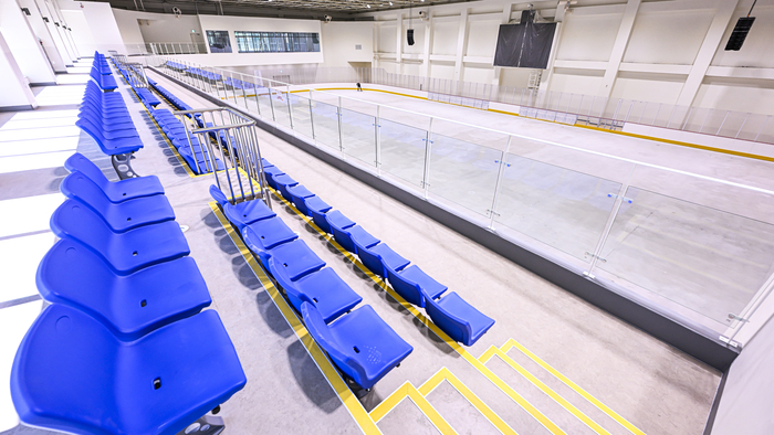 19일 대구 동구 혁신도시에 건립된 대구제2빙상장에서 2월 28일 준공을 앞두고 관람석과 아이스링크 내부 정비가 마무리 단계에 접어들고 있다. 총사업비 199억8천만 원이 투입된 이 시설은 지하 1층·지상 2층, 연면적 4천998㎡ 규모로 1층에 국제규격 아이스링크를, 2층에 사무실·카페·관람석을 갖추고 3월 임시 개장을 준비하고 있다.
이현덕기자 lhd@yeongnam.com