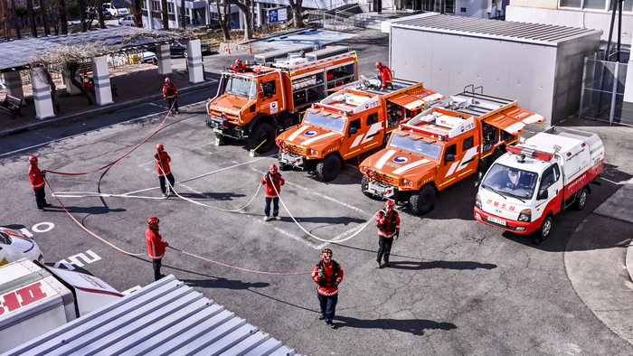 20일 오전 대구 북구 대구시청 산격청사에서 남부지방산림청 구미국유림관리소 소속 산불재난 특수진화대원들이 다목적 진화차량과 장비를 점검하며 출동 준비를 하고 있다. 특수진화대는 지난 19일부터 산격청사를 거점으로 전진 배치돼 대구 전역과 경산·청도까지 아우르는 광역 산불 대응체계를 강화했다.
이현덕기자 lhd@yeongnam.com 