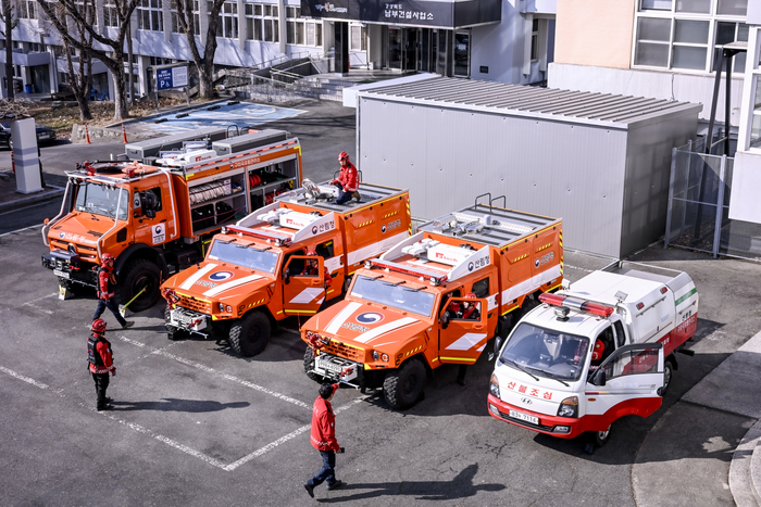 20일 오전 대구 북구 대구시청 산격청사에서 남부지방산림청 구미국유림관리소 소속 산불재난 특수진화대원들이 다목적 진화차량과 장비를 점검하며 출동 준비를 하고 있다. 특수진화대는 지난 19일부터 산격청사를 거점으로 전진 배치돼 대구 전역과 경산·청도까지 아우르는 광역 산불 대응체계를 강화했다.
이현덕기자 lhd@yeongnam.com 