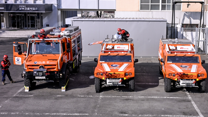 20일 오전 대구 북구 대구시청 산격청사에서 남부지방산림청 구미국유림관리소 소속 산불재난 특수진화대원들이 다목적 진화차량과 장비를 점검하며 출동 준비를 하고 있다. 특수진화대는 지난 19일부터 산격청사를 거점으로 전진 배치돼 대구 전역과 경산·청도까지 아우르는 광역 산불 대응체계를 강화했다.
이현덕기자 lhd@yeongnam.com 
