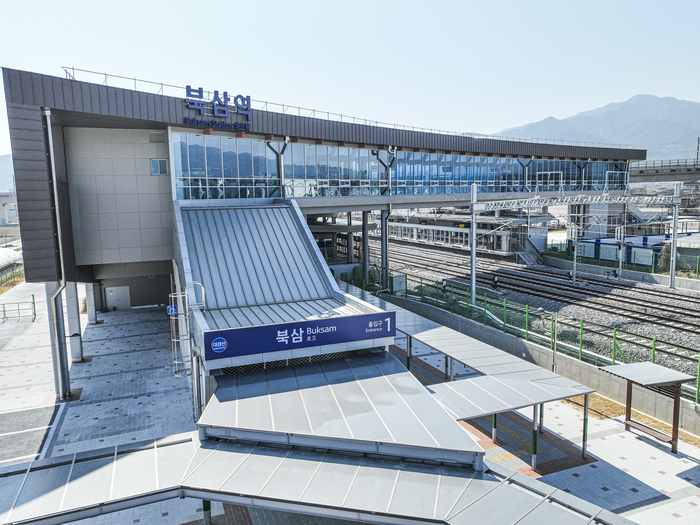 20일 경북 칠곡군 북삼읍 율리 대경선 북삼역이 준공을 마치고 개통을 앞두고 있다. 북삼역은 당초 지난해 12월 개통을 목표로 했으나 남성현역~청도역 구간 작업원 사상사고로 일정이 늦춰졌으며, 27일 개통식을 거쳐 28일부터 정식 운행을 시작한다.
이현덕기자 lhd@yeongnam.com