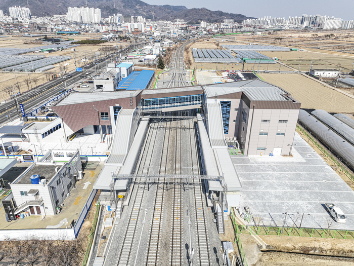 20일 경북 칠곡군 북삼읍 율리 대경선 북삼역이 준공을 마치고 개통을 앞두고 있다. 북삼역은 당초 지난해 12월 개통을 목표로 했으나 남성현역~청도역 구간 작업원 사상사고로 일정이 늦춰졌으며, 27일 개통식을 거쳐 28일부터 정식 운행을 시작한다.
이현덕기자 lhd@yeongnam.com