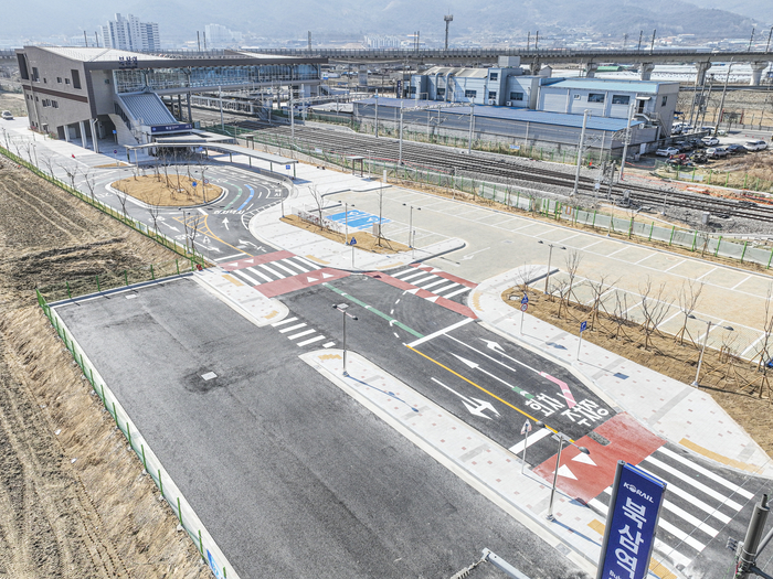 20일 경북 칠곡군 북삼읍 율리 대경선 북삼역이 준공을 마치고 개통을 앞두고 있다. 북삼역은 당초 지난해 12월 개통을 목표로 했으나 남성현역~청도역 구간 작업원 사상사고로 일정이 늦춰졌으며, 27일 개통식을 거쳐 28일부터 정식 운행을 시작한다.
이현덕기자 lhd@yeongnam.com